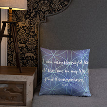 Load image into Gallery viewer, I am very thankful for all the love in my life. I find it everywhere basic Pillow
