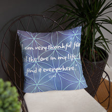 Load image into Gallery viewer, I am very thankful for all the love in my life. I find it everywhere basic Pillow
