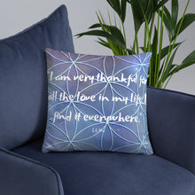 Load image into Gallery viewer, I am very thankful for all the love in my life. I find it everywhere basic Pillow

