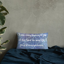 Load image into Gallery viewer, I am very thankful for all the love in my life. I find it everywhere basic Pillow
