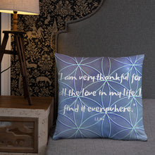Load image into Gallery viewer, I am very thankful for all the love in my life. I find it everywhere basic Pillow

