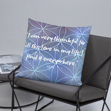 Load image into Gallery viewer, I am very thankful for all the love in my life. I find it everywhere basic Pillow
