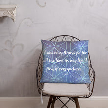 Load image into Gallery viewer, I am very thankful for all the love in my life. I find it everywhere basic Pillow
