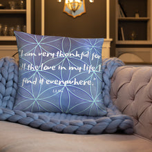 Load image into Gallery viewer, I am very thankful for all the love in my life. I find it everywhere basic Pillow
