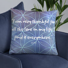 Load image into Gallery viewer, I am very thankful for all the love in my life. I find it everywhere basic Pillow
