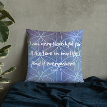 Load image into Gallery viewer, I am very thankful for all the love in my life. I find it everywhere basic Pillow
